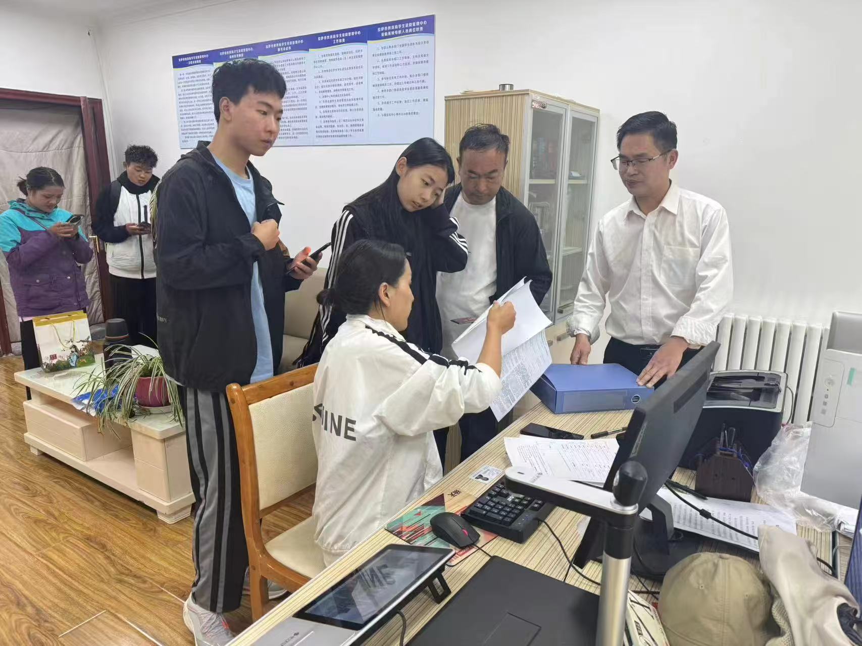 图2：拉萨市教育局现场受理生源地信用助学贷款.jpg