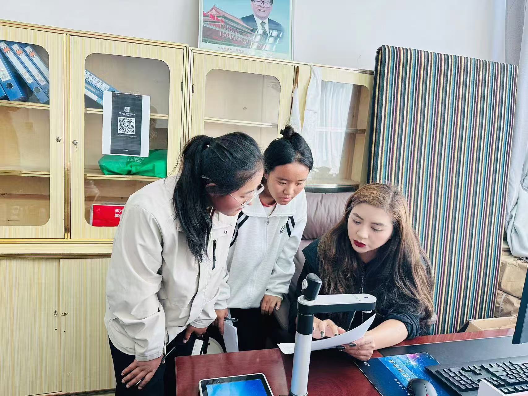 图1：日喀则是教育局现场受理生源地信用助学贷款.jpg