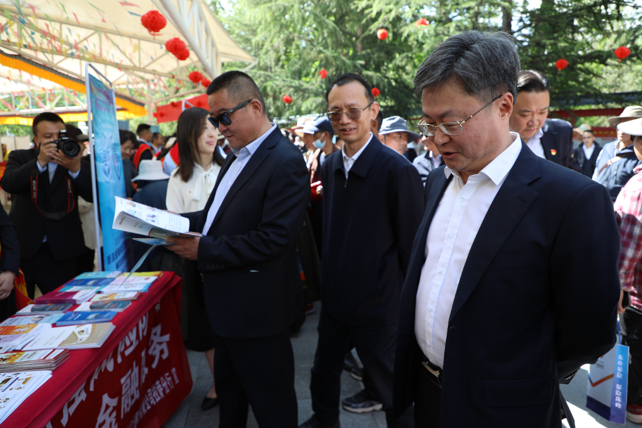 各位领导前往展台参观指导.jpg